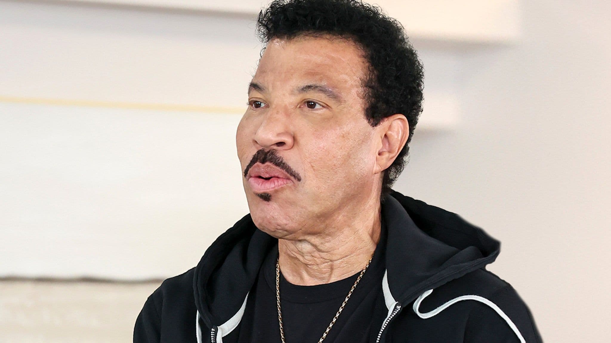 Lionel Richie’s Sudden Health Scare: A Legend’s Resilience on the Road The news came as a jolt to fans worldwide: