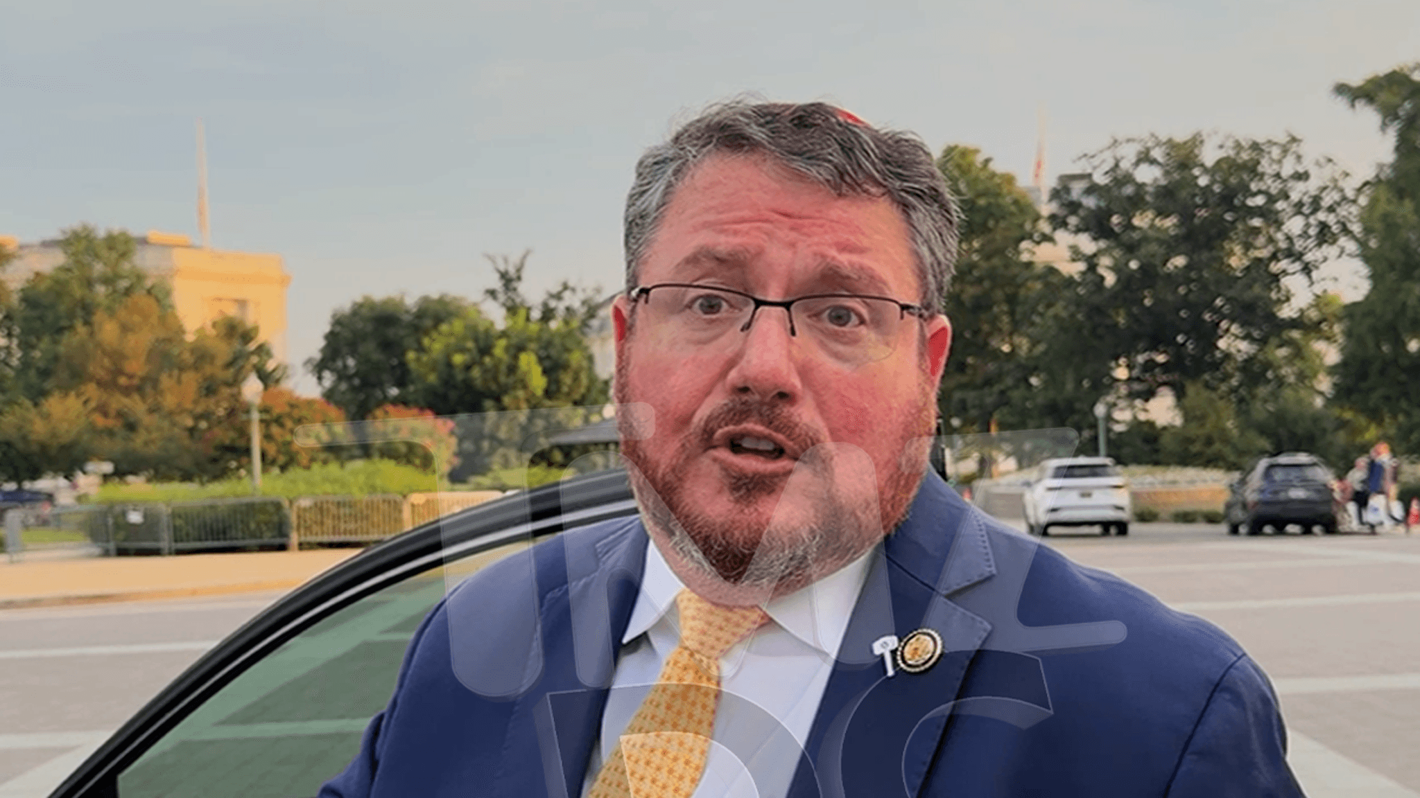 The Mailbox Mystery: How a Florida Congressman’s Memory—and His Staff’s—Failed a Simple Test The video is grainy but