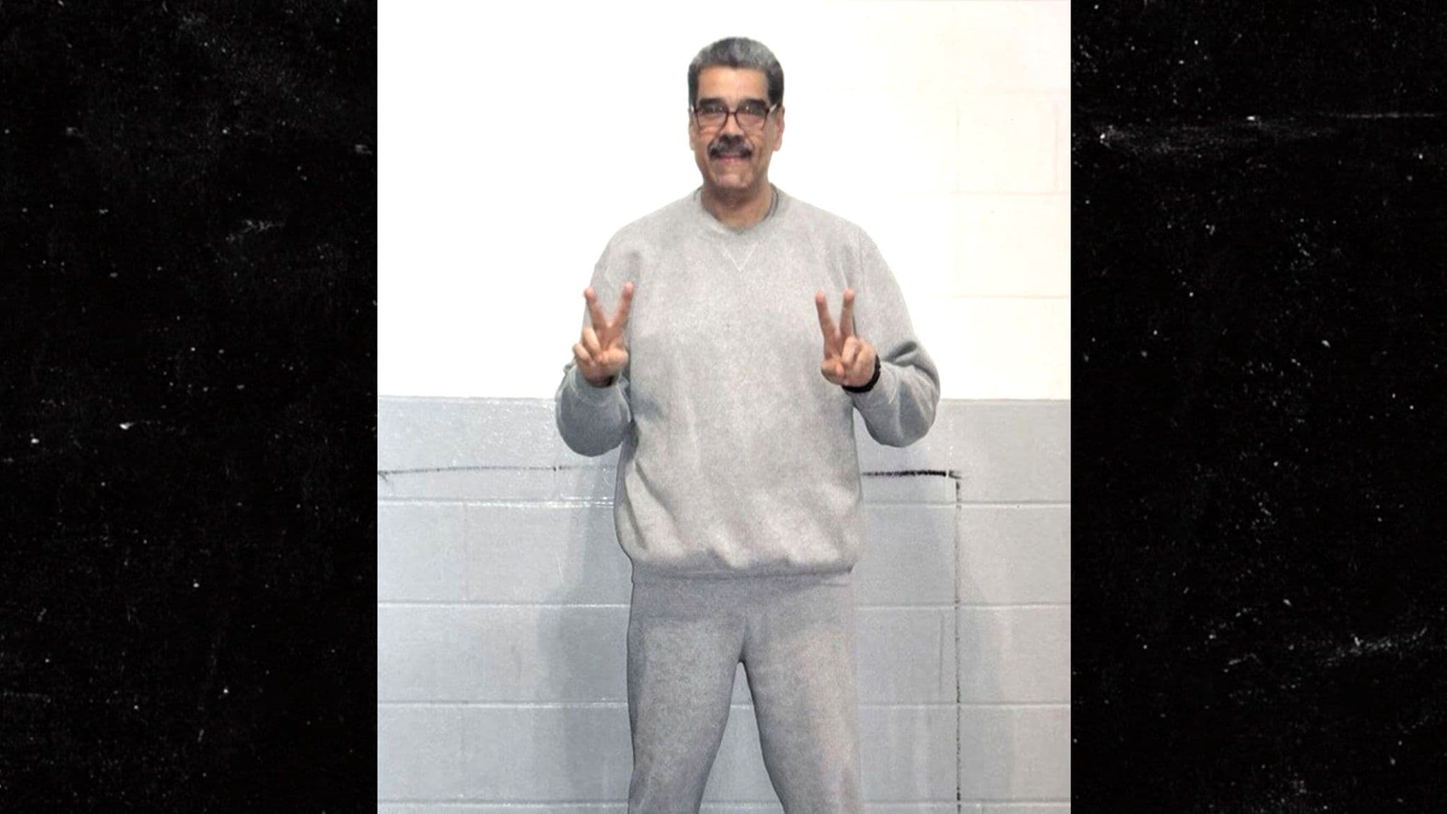 Nicolás Maduro Shares Jailhouse Photo in New Message, Flashes Peace Signs