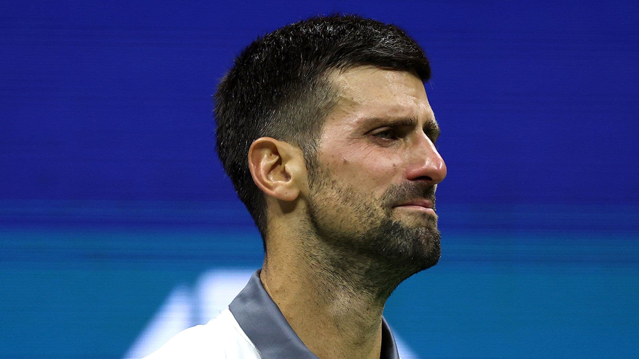 The Fall of a Titan: Djokovic’s Heartbreaking Collapse at the U.S. Open The Arthur Ashe Stadium lights burned late into